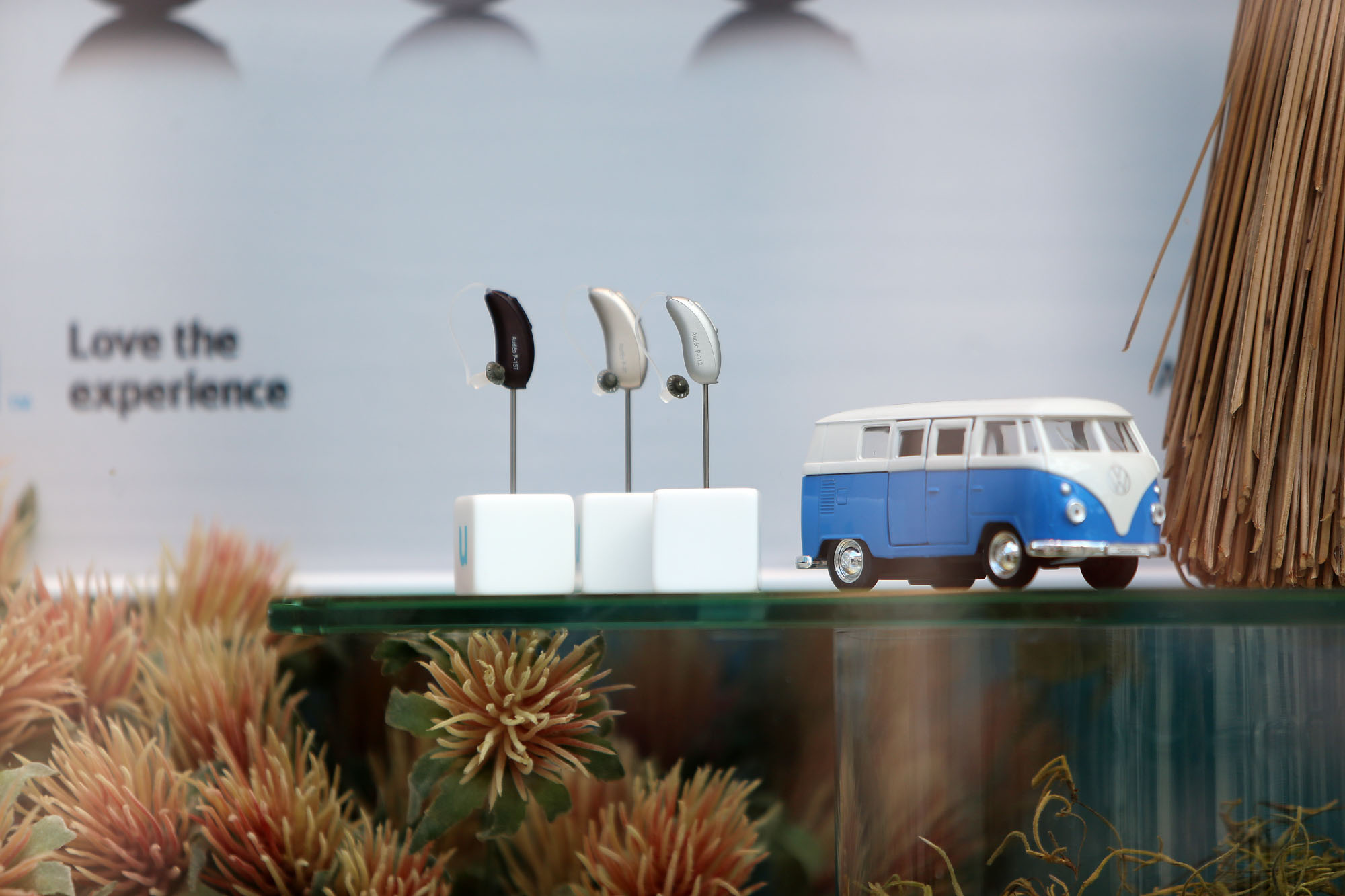 Modellauto VW Bus neben modernen Hörsystemen